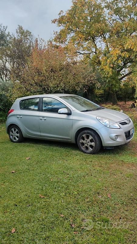 Grigio Usata 2012 Hyundai i20 Tre volumi | 2100 € (Super prezzo) - Immagine 1/4