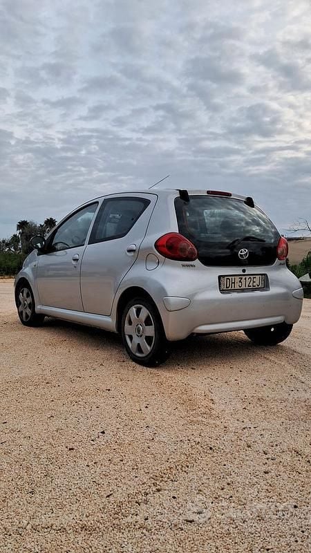 Usata Toyota Aygo 68 CV (50 kW) 2007 Grigio Utilitaria