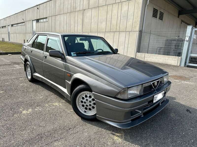 Usata Alfa Romeo 75 155 CV (114 kW) 1989 Argento Berlina
