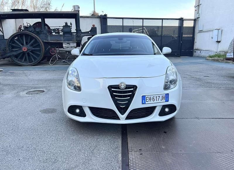 Usata Alfa Romeo Giulietta Distinctive 170 CV (125 kW) 2011 Bianco Utilitaria
