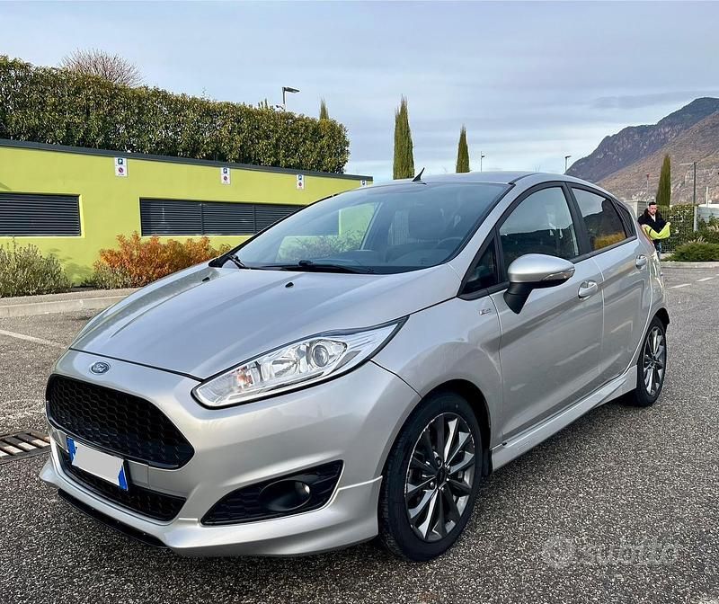 Grigio Usata 2016 Ford Fiesta ST-Line Berlina | 9300 € (Cara) - Immagine 1/4