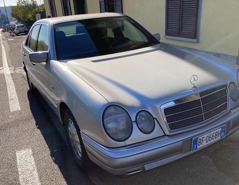 Occasion Mercedes E200 136 ch (100 kW) 1998 Argent Berline
