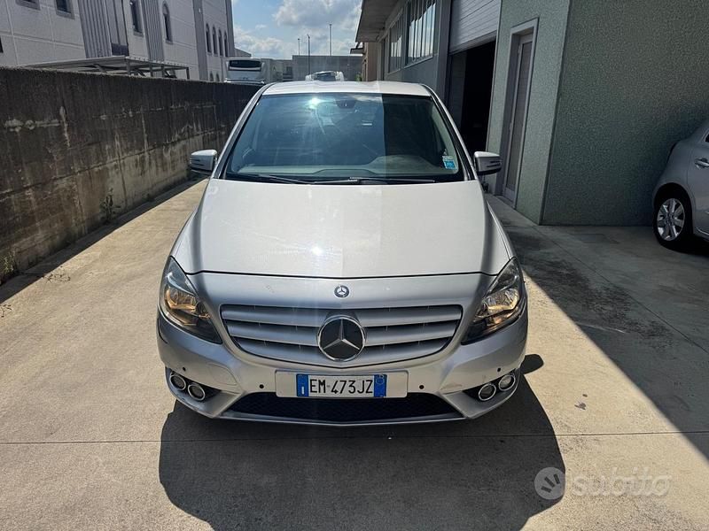 Usata Mercedes B180 Executive 122 CV (89 kW) 2012 Grigio Utilitaria
