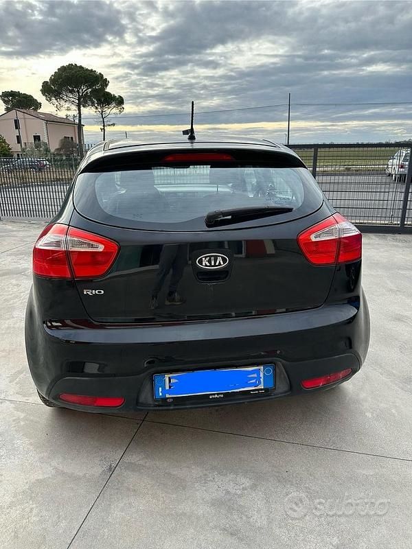Usata Kia Rio EX 75 CV (55 kW) 2012 Nero Berlina