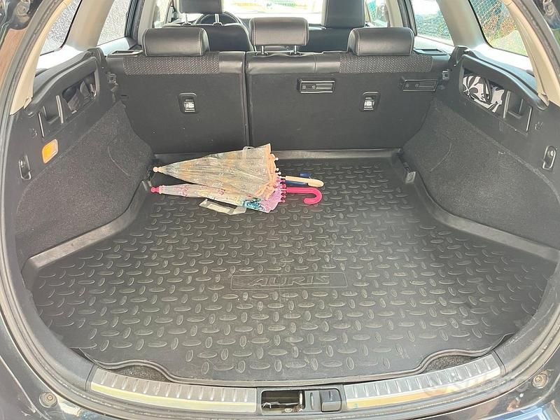 Usata Toyota Auris Touring Sports Lounge 99 CV (72 kW) 2014 Blu Station wagon