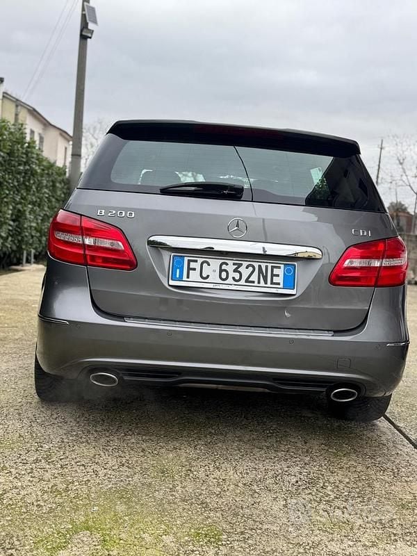 Käytetty Mercedes B200 2014 Harmaa Tila-auto