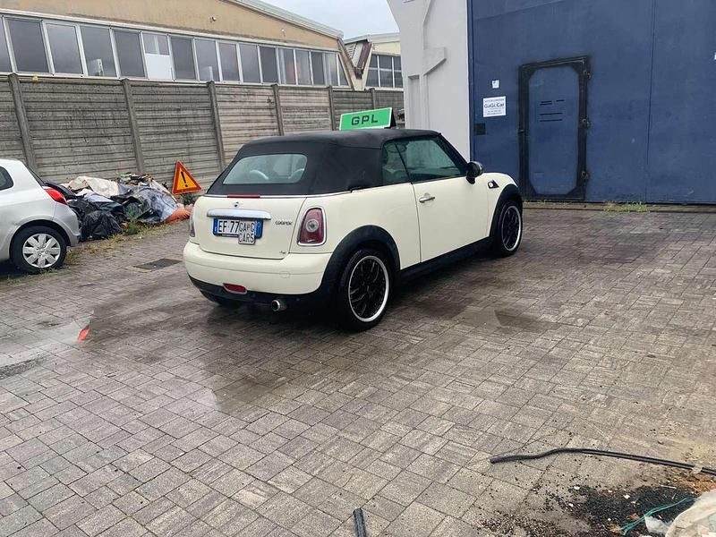 Usata Mini Cooper Cabriolet 120 CV (88 kW) 2010 Beige Cabrio