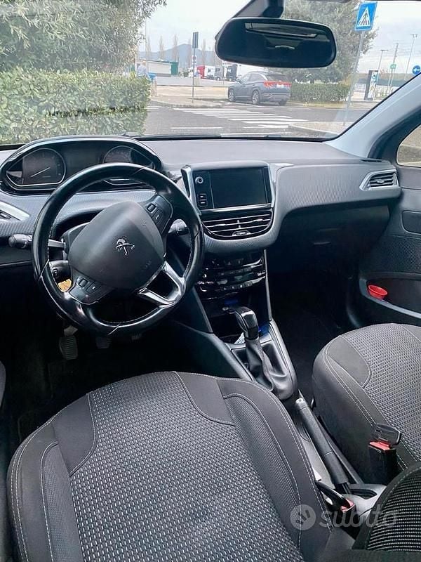 Usata Peugeot 208 100 CV (73 kW) 2018 Nero Utilitaria