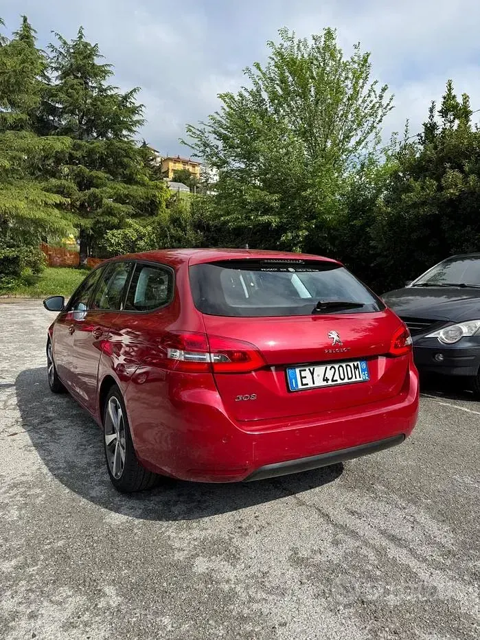 Käytetty Peugeot 308 Business-Line 92 HP (67 kW) 2015 Punainen Sedan