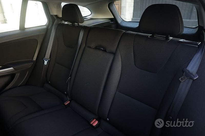 Usata Volvo V60 R-Design Momentum 114 CV (83 kW) 2016 Nero Station wagon