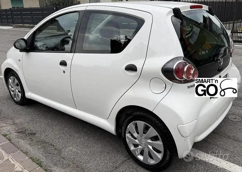Usata Toyota Aygo 68 CV (50 kW) 2013 Bianco Utilitaria