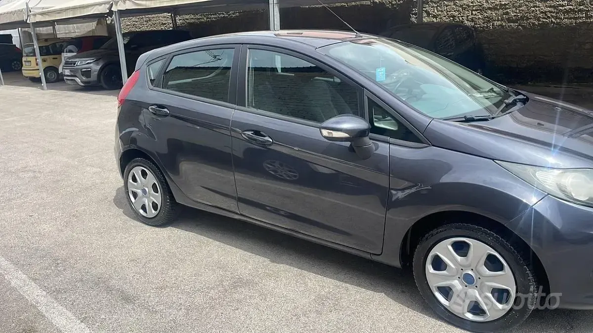 Usata Ford Fiesta Ghia 68 CV (50 kW) 2009 Blu Berlina
