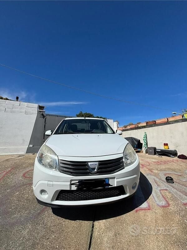 Bianco Usata 2009 Dacia Sandero Due volumi | 1500 € (Super prezzo) - Immagine 1/4