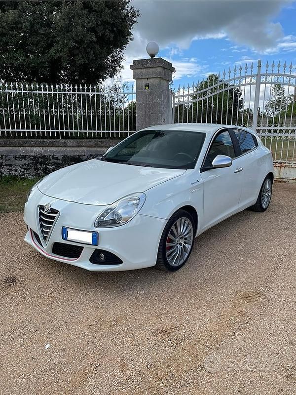 Bianco Usata 2013 Alfa Romeo Giulietta Tre volumi | 5000 € (Ottimo prezzo) - Immagine 1/4