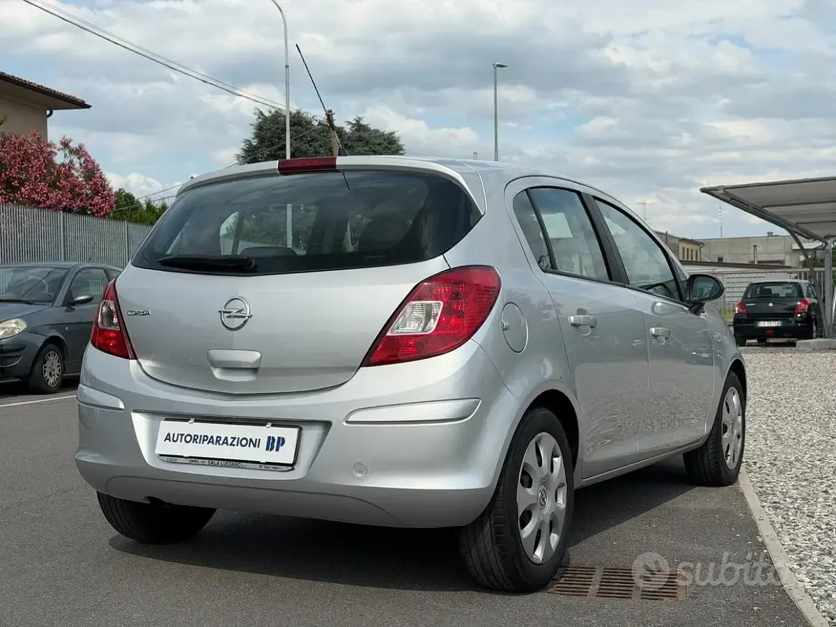 Usata Opel Corsa Cosmo 86 CV (63 kW) 2011 Grigio Utilitaria