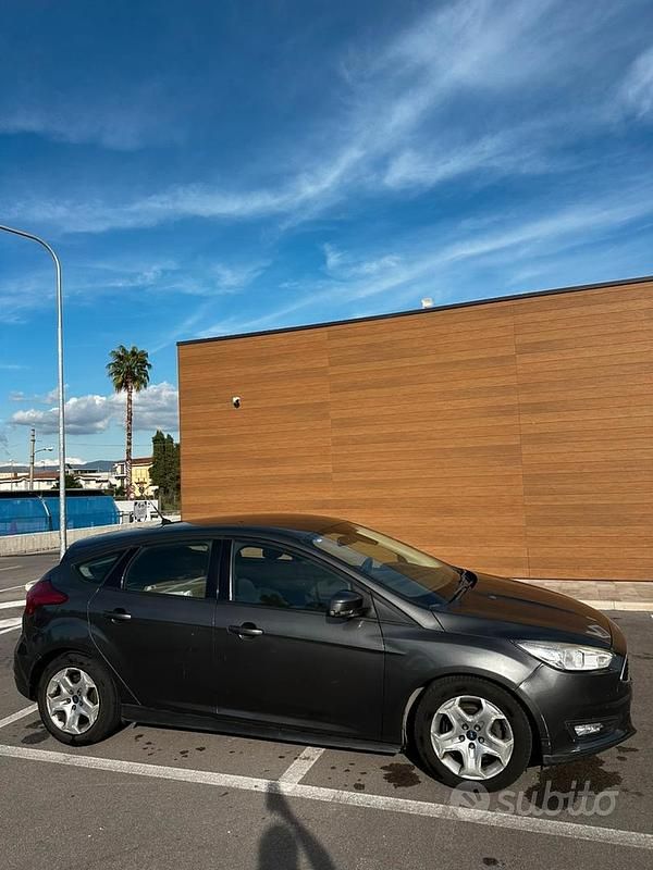 Usata 2016 Ford Focus Tre volumi | 5900 € (Buon prezzo) - Immagine 1/4