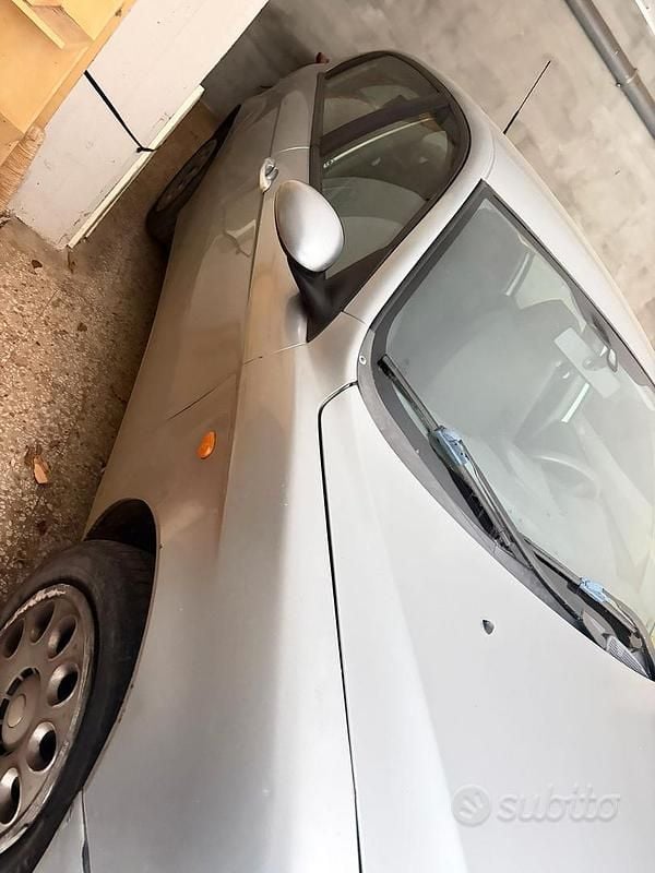 Usata Alfa Romeo 147 105 CV (77 kW) 2004 Grigio Utilitaria