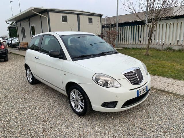 Usata Lancia Ypsilon 75 CV (55 kW) 2012 Bianco Utilitaria