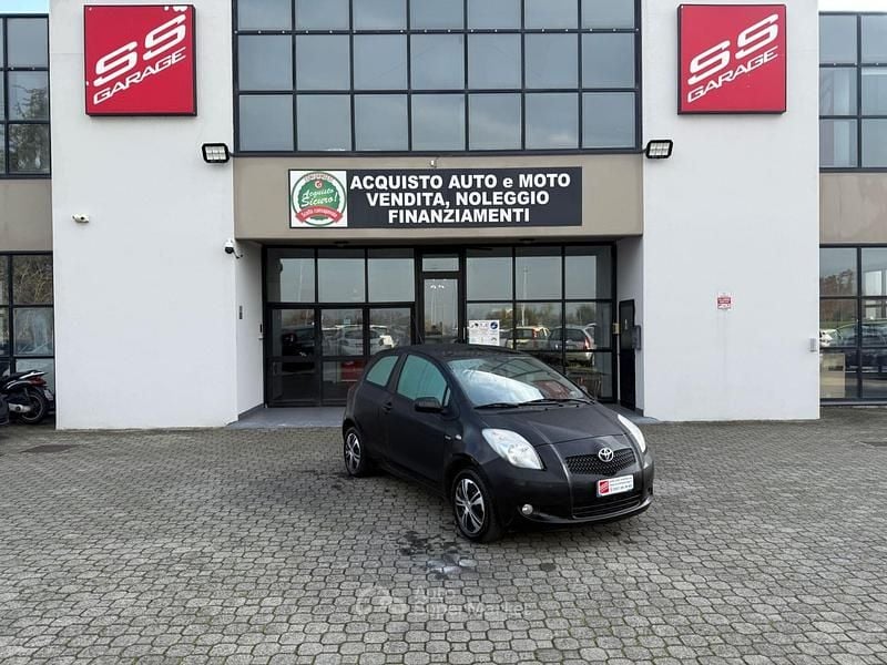 Grigio Usata 2007 Toyota Yaris Tre volumi | 2900 € (Buon prezzo) - Immagine 1/4
