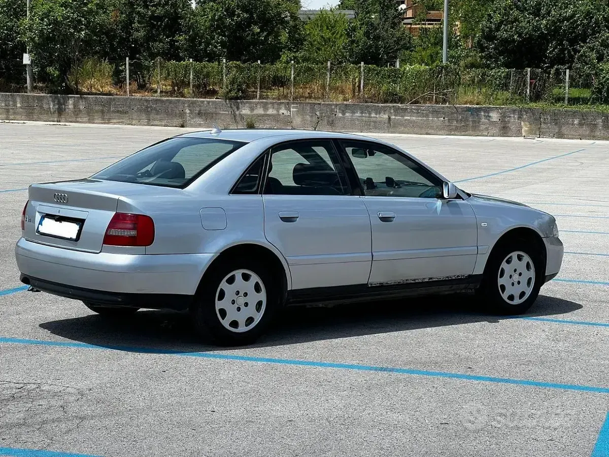 Usata Audi A4 110 CV (80 kW) 1999 Grigio Berlina