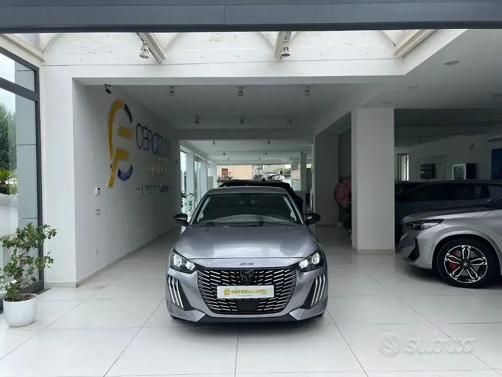 Usata Peugeot 208 Allure 101 CV (74 kW) 2025 Grigio metallizzato Utilitaria