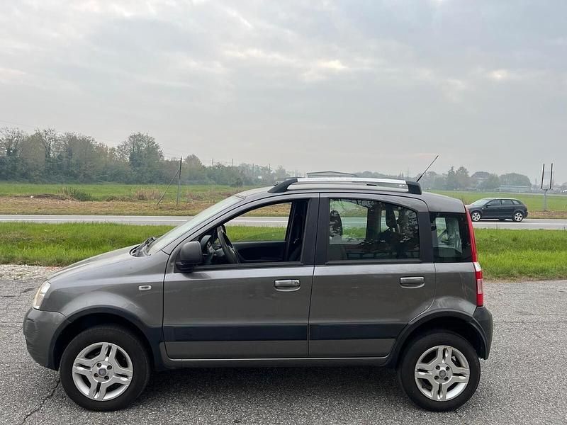 Käytetty Fiat Panda 4x4 60 HP (44 kW) 2010 Hopea Viistoperä
