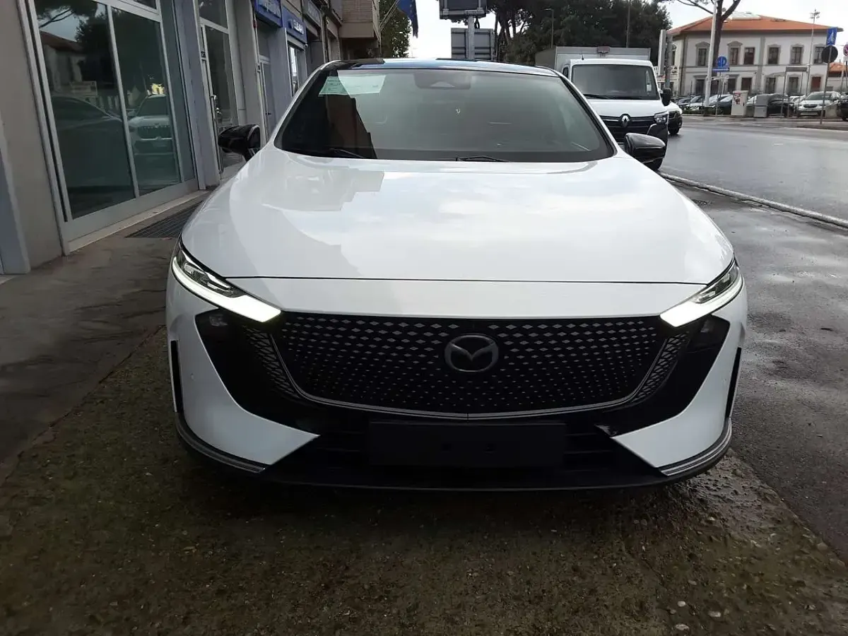 Nuova Mazda 6e Takumi-Line 189 kW (258 CV) 2026 Crystal white pearl met Berlina