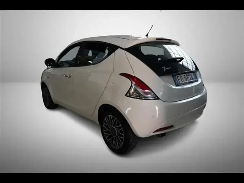 Usata Lancia Ypsilon Gold 69 CV (50 kW) 2016 Grigio chiaro Utilitaria