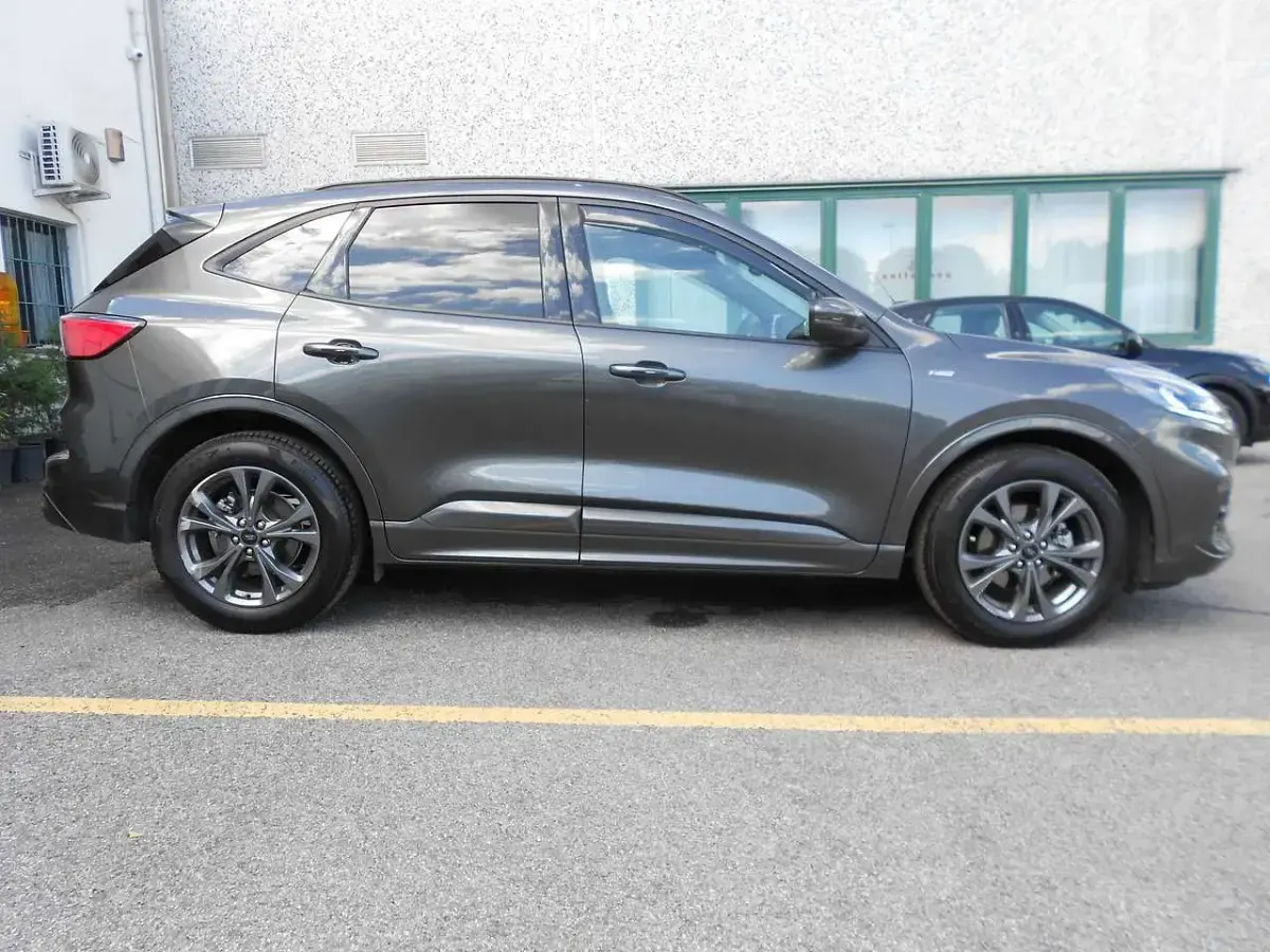 Usata Ford Kuga ST-Line 152 CV (111 kW) 2022 Grigio scuro metallizzato SUV