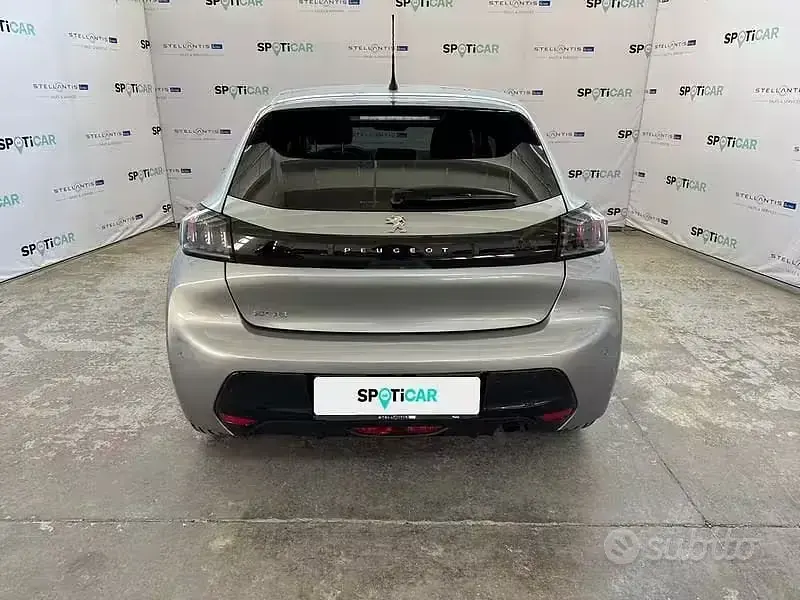 Usata Peugeot 208 Allure 101 CV (74 kW) 2023 Grigio Utilitaria