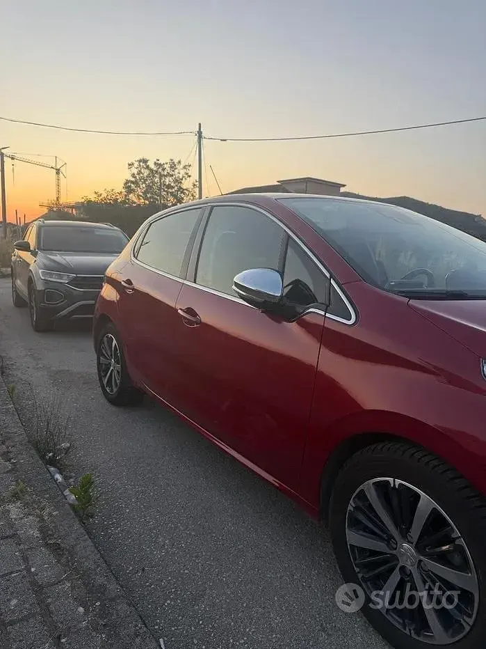 Usata Peugeot 208 82 CV (60 kW) 2018 Rosso Utilitaria