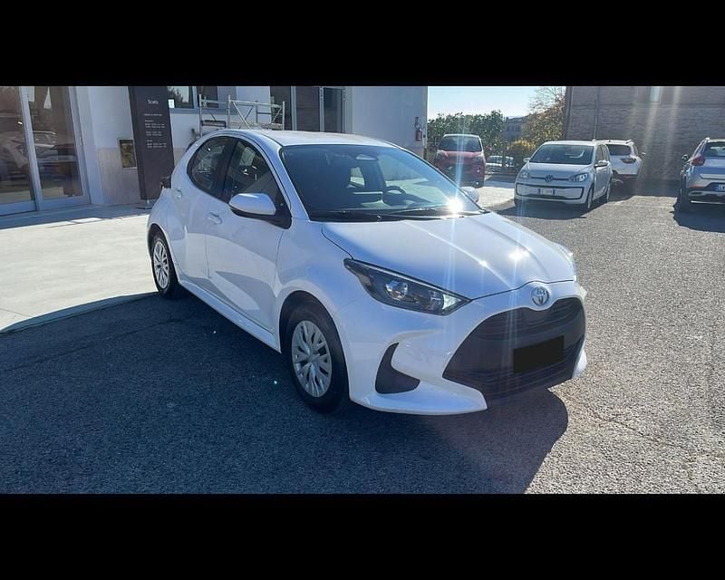 Usata Toyota Yaris Hybrid Active 92 CV (67 kW) 2024 Bianco Utilitaria