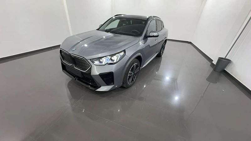 Skyscraper grau metallic Usata 2024 BMW iX2 M Sport SUV | 39.990 € (Super prezzo) - Immagine 1/4