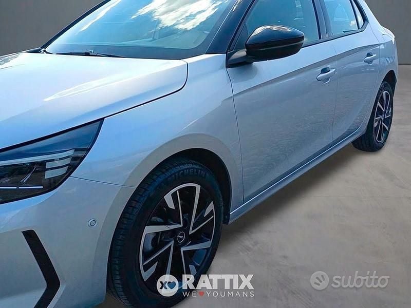 Usata Opel Corsa 110 CV (80 kW) 2025 Crystal silver Utilitaria