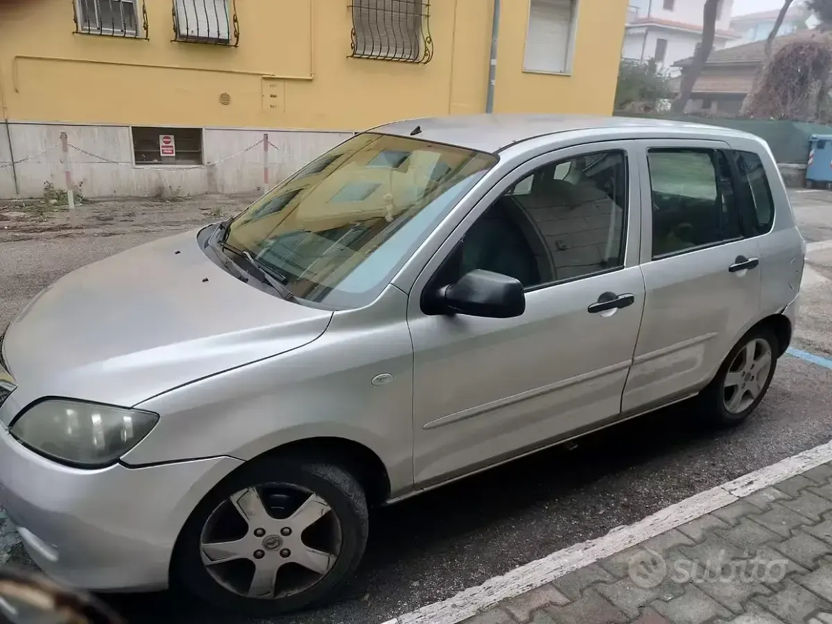 Usata Mazda 2 68 CV (50 kW) 2006 Grigio Utilitaria