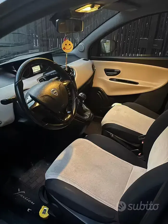 Usata Lancia Ypsilon 69 CV (50 kW) 2013 Grigio Utilitaria