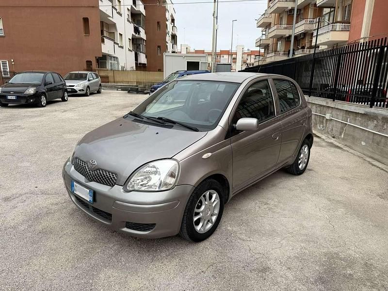 Usata Toyota Yaris 65 CV (47 kW) 2004 Grigio Utilitaria