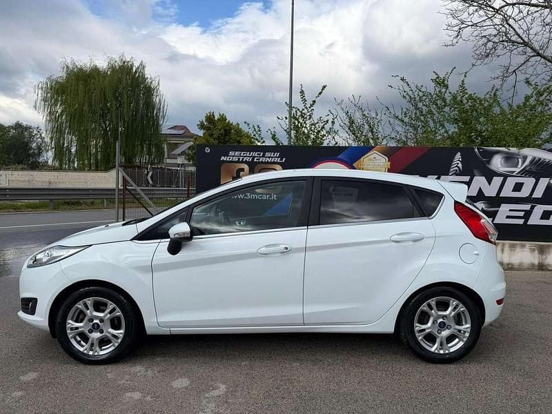 Usata Ford Fiesta 75 CV (55 kW) 2016 Bianco Utilitaria