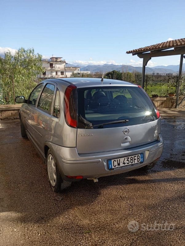 Usata 2005 Opel Corsa Due volumi | 900 € (Super prezzo) - Immagine 1/4