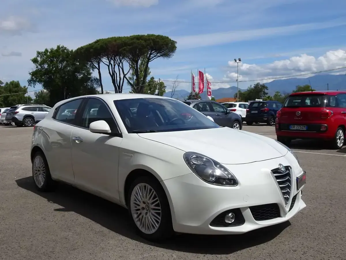Usata Alfa Romeo Giulietta Distinctive 105 CV (77 kW) 2014 Bianco Utilitaria