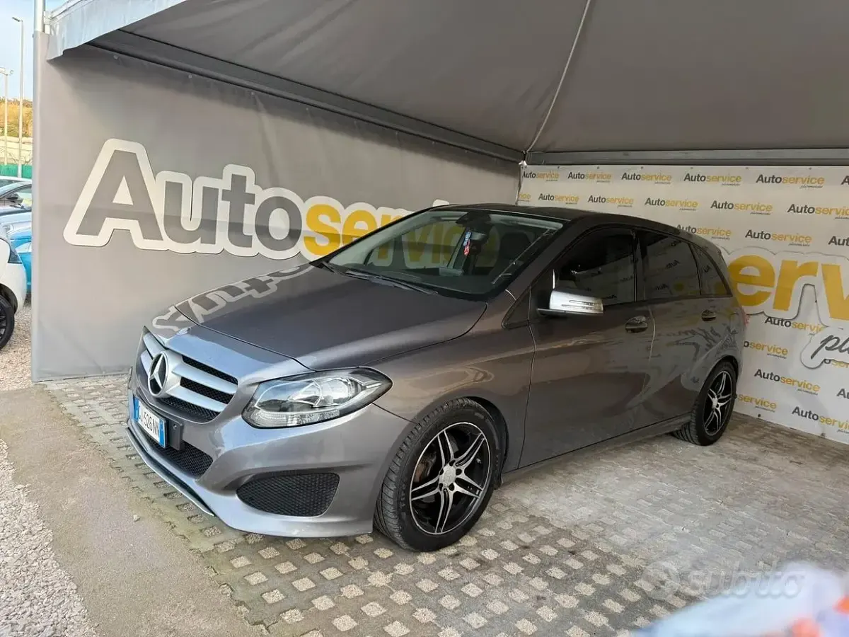 Usata Mercedes B180 Business 109 CV (80 kW) 2017 Grigio Utilitaria