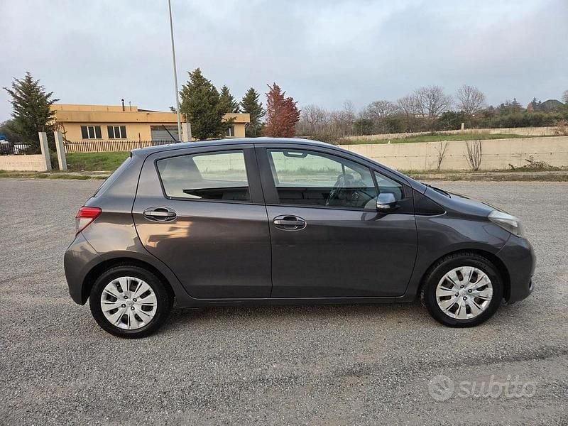 Usata Toyota Yaris Lounge 90 CV (66 kW) 2013 Utilitaria
