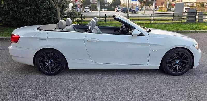 Begagnad BMW 325 Cabriolet 197 HK (144 kW) 2008 Vit Cab