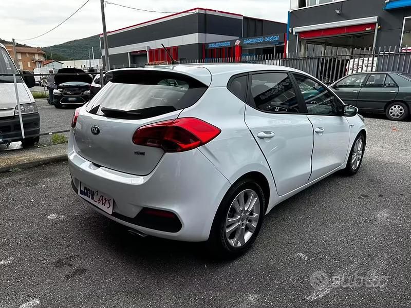 Begagnad Kia Ceed 110 HK (80 kW) 2013 Vit Halvkombi