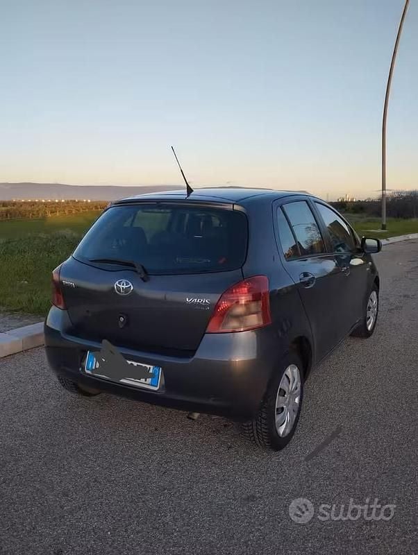 Usata Toyota Yaris 90 CV (66 kW) 2008 Grigio Utilitaria