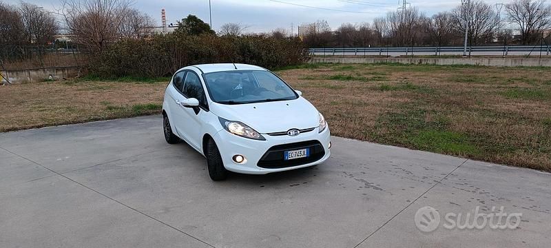 Usata Ford Fiesta Titanium 82 CV (60 kW) 2010 Bianco Berlina