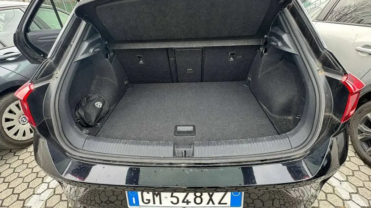 Usata VW T-Roc R-line 116 CV (85 kW) 2023 Nero SUV