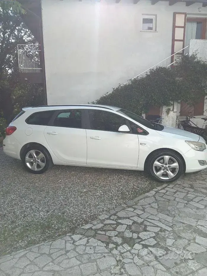 Usata Opel Astra 110 CV (80 kW) 2012 Bianco Station wagon