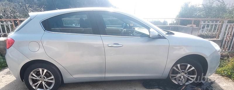 Usata Alfa Romeo Giulietta 120 CV (88 kW) 2014 Blu Utilitaria