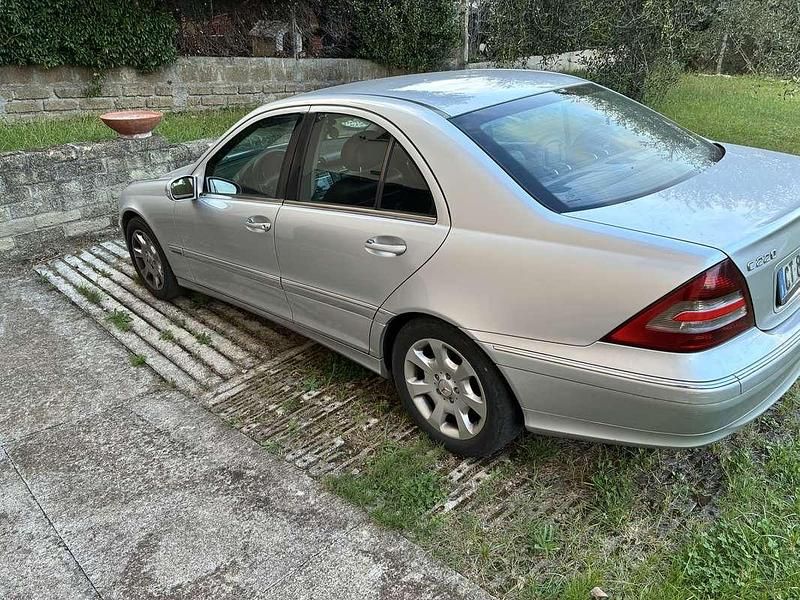 Usata 2005 Mercedes C220 Elegance Tre volumi | 2000 € (Buon prezzo) - Immagine 1/4